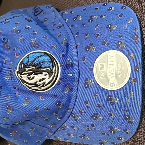 New Era 9Twenty Dallas Mavericks NBA Woman’s Adjustable Blue Floral Print Hat - Picture 3 of 4